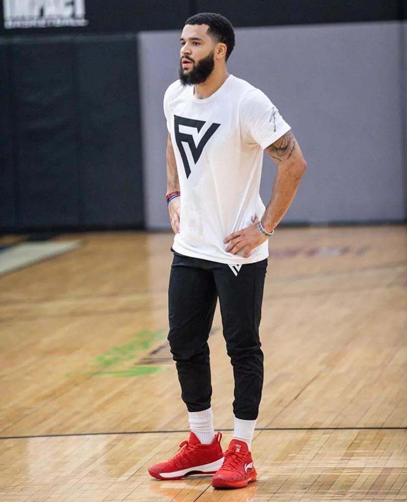 NBA球员上脚：老兵节配色的球鞋很酷，总冠军后卫签约李宁