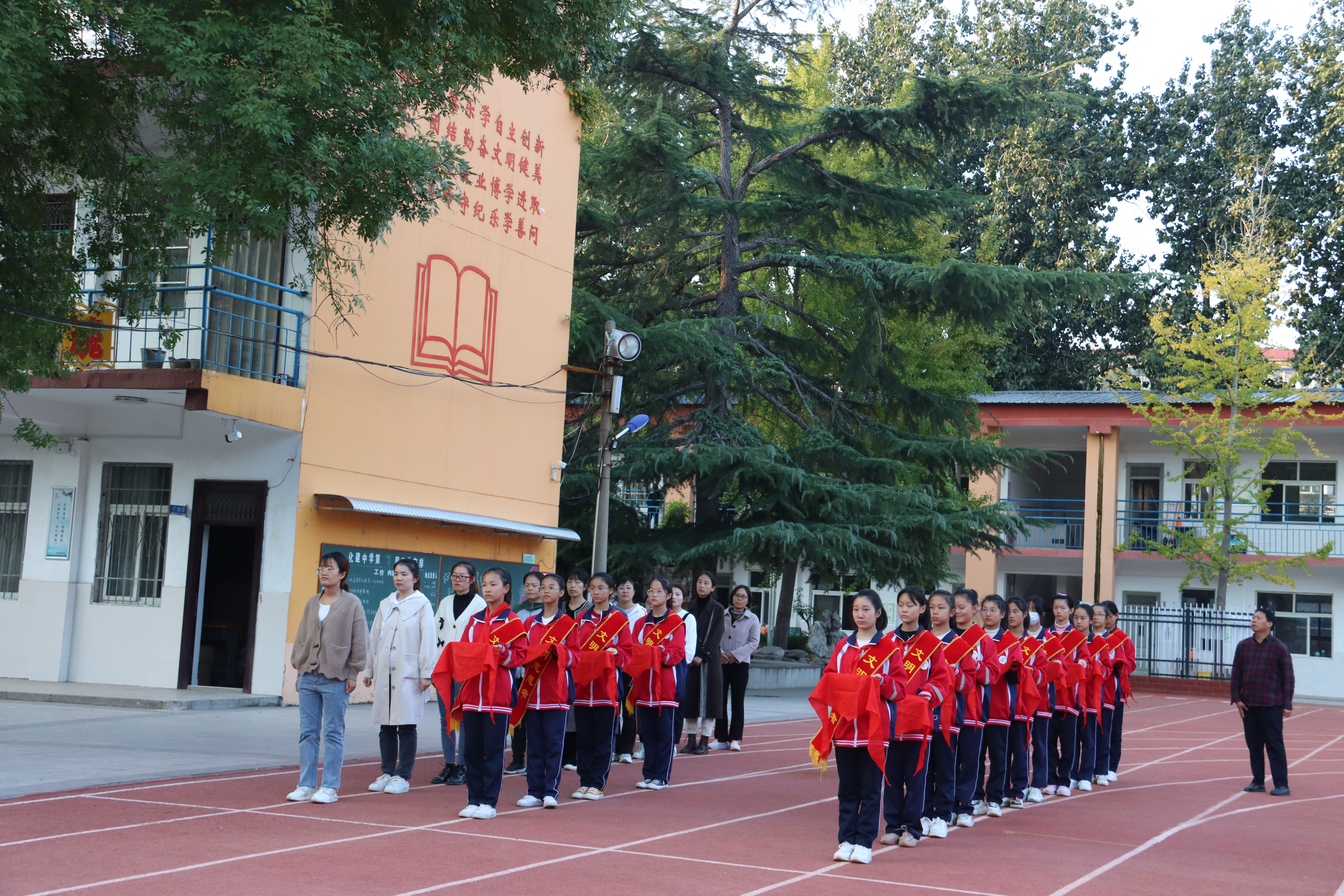 队旗高高飘扬梦想扬帆起航——开封市化建中学举行2021级编队仪式