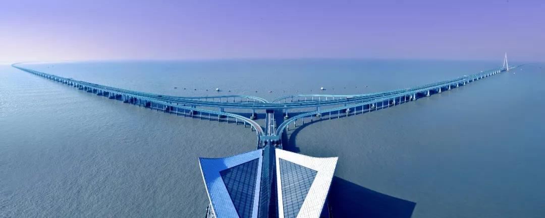 从一片荒芜到高楼林立,从一片泥泞到高楼耸立