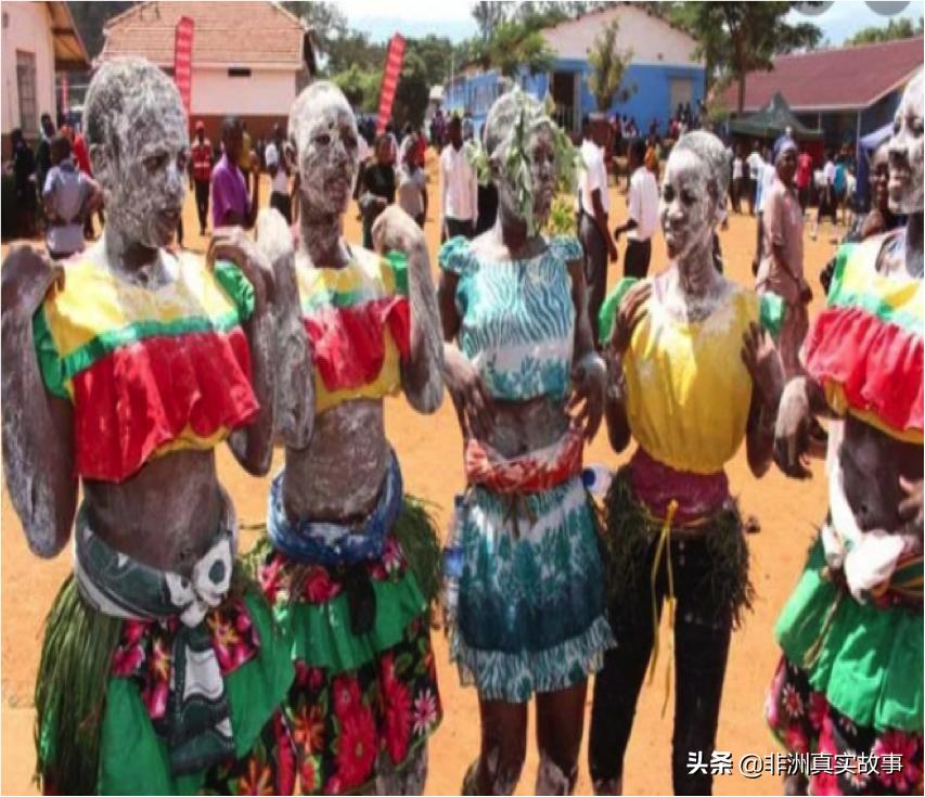 非洲女孩讲述,在野外深夜,看到6个巫师游荡,满脸是血