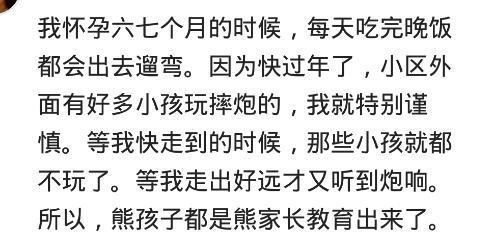 一家人晚上去抓小龙虾吃,跟儿子吃烧烤龙虾