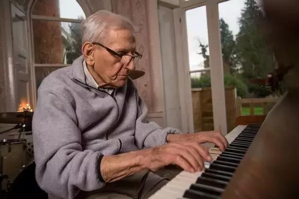 老年人还能学音乐吗,老年人为什么学唱歌