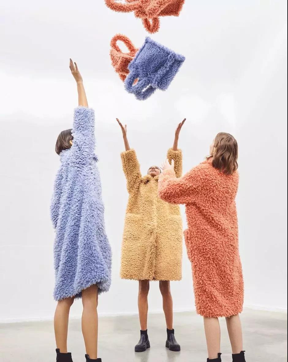 人手一个的毛巾包为什么魅力这么大?今年秋冬,大家都喜欢毛多的