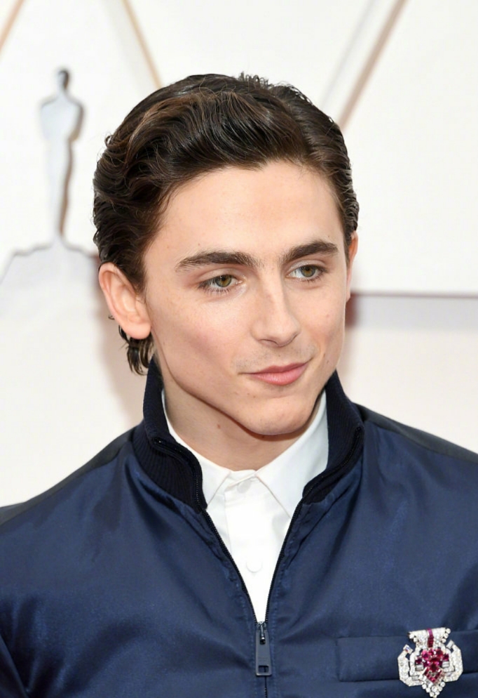 24岁甜茶表情包来袭，穿深蓝色套装，笑容又软又甜