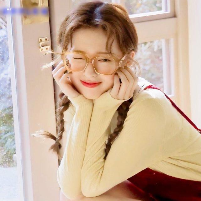 韩国最火女团金智妮朴彩英,韩国女团金智妮马甲线