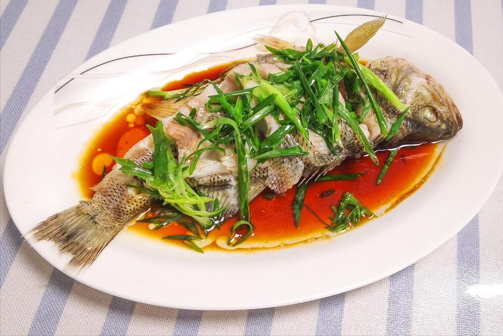 做清蒸鱼，调料不能乱加，牢记2不放，鱼肉鲜香嫩滑，不柴也不腥