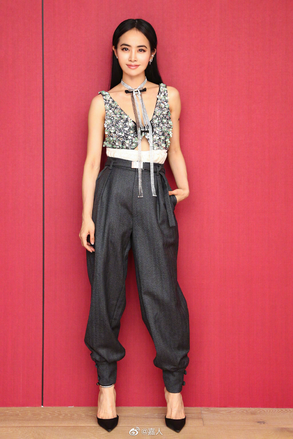 还在穿阔腿裤的你可能不知道,时髦精都悄悄穿起了束脚裤和背带裤