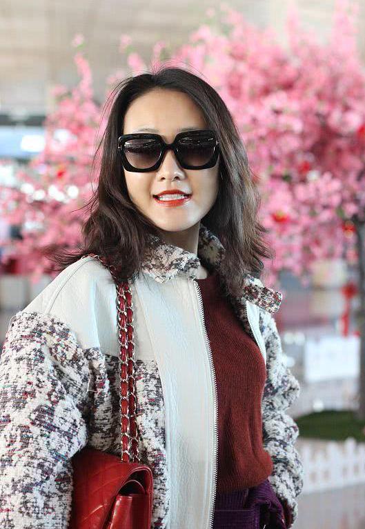 出门搭配衣服秋,王鸥夏季穿搭白色v领上衣