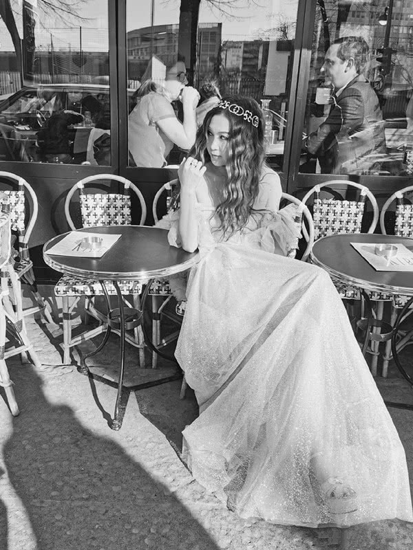 温碧霞晒度假照戴遮阳帽穿露背裙,温碧霞穿粉色裙子图片