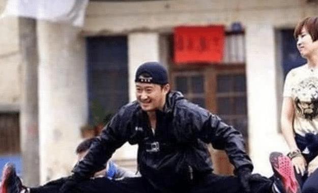 吴京男儿本色一字踢,吴京一字马