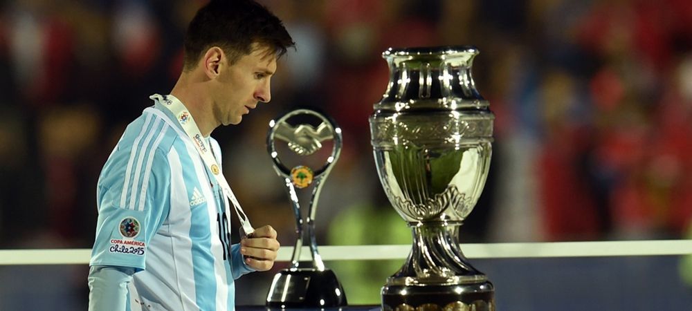 梅西第8次夺得金球奖全场起立,回顾梅西七次夺金球奖