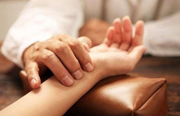 手掌的温度是不是大于脚的温度,手掌的温度来自你心里