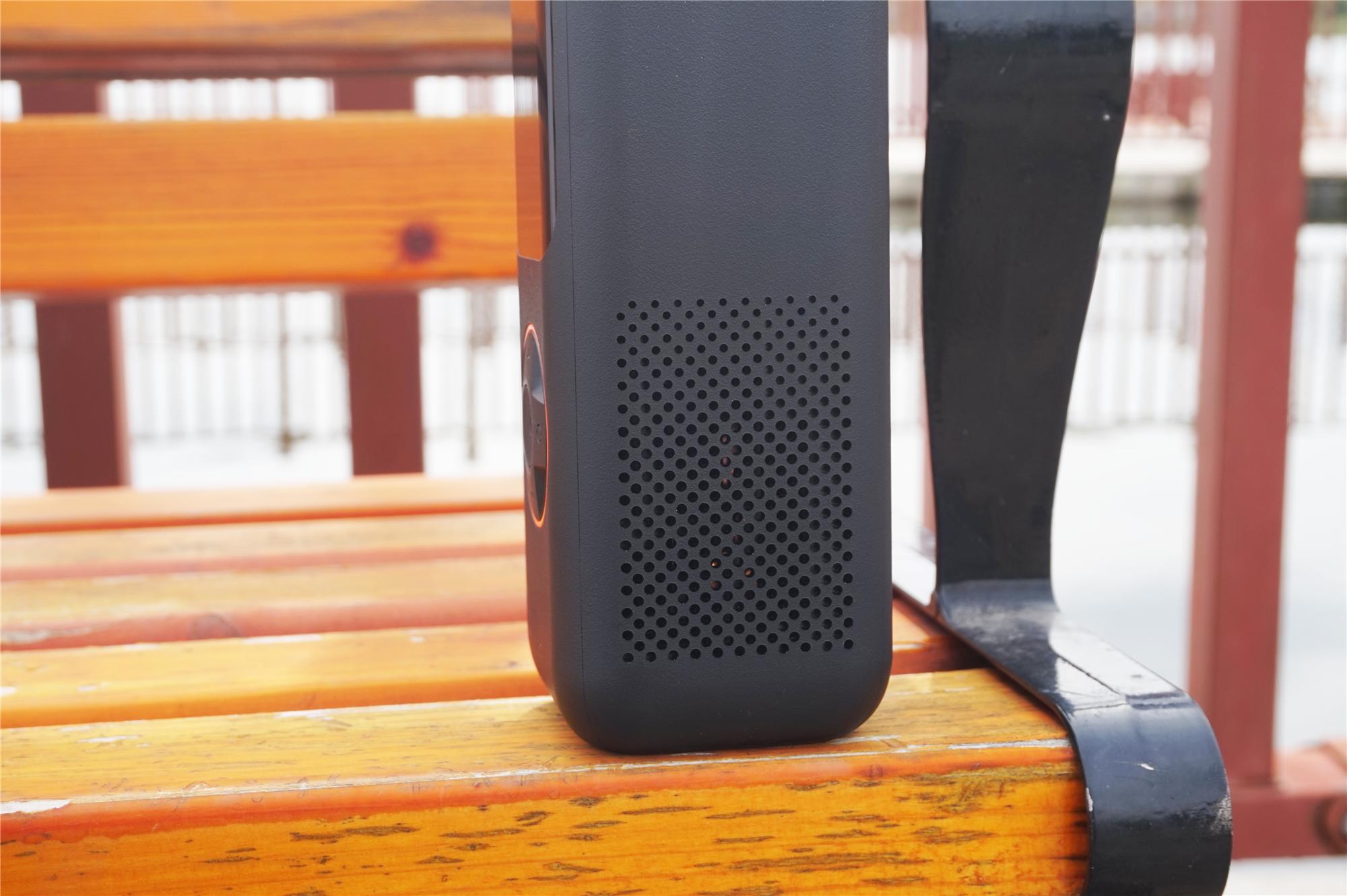 开车遇到轮胎不够气,骑车路过电动车没气帮忙打气