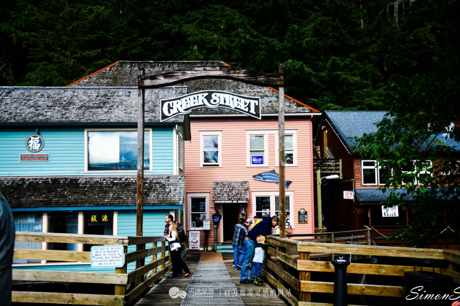 阿拉斯加：男人和三文鱼都赶来配种的“*灯区红**“