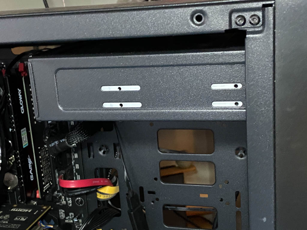 现在的机箱只能装一个机械硬盘,侧透机箱能装光驱