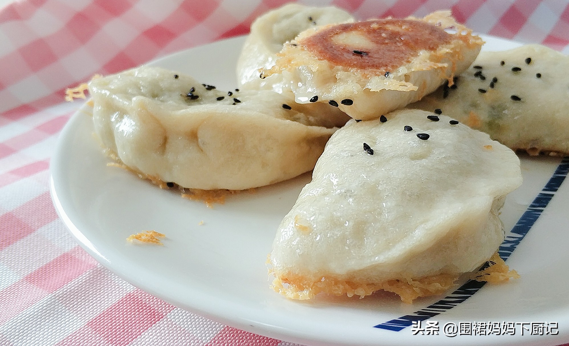 想要做出的水煎包焦香酥脆、蓬松喧软,注意这2点,一定不会失败