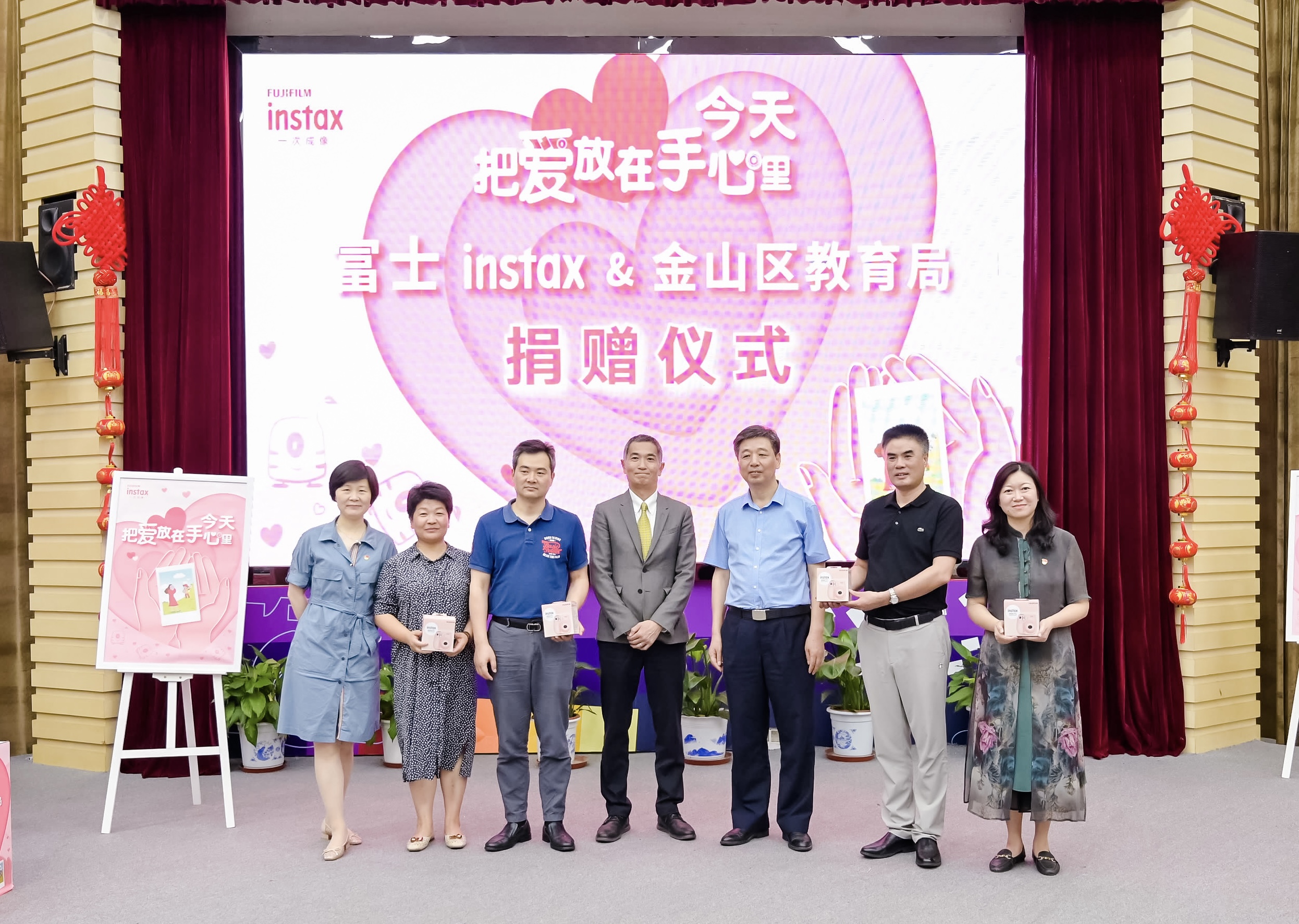 丰富乡镇校园生活拓展摄影爱好富士向金山教育局捐赠拍立得相机