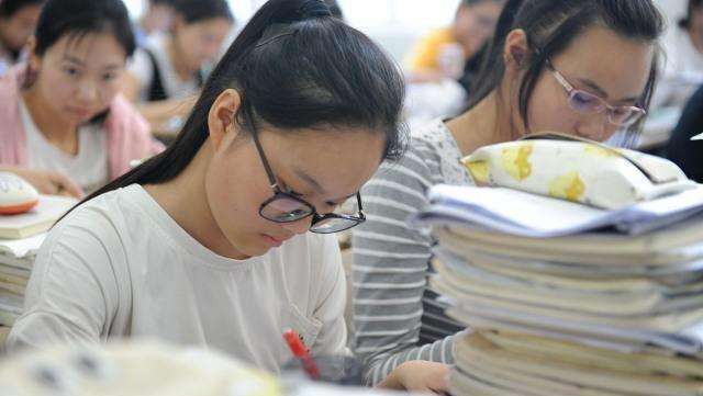 高三女生说自己是“处女”,却挤出“母乳”,妈妈得知原因后落泪