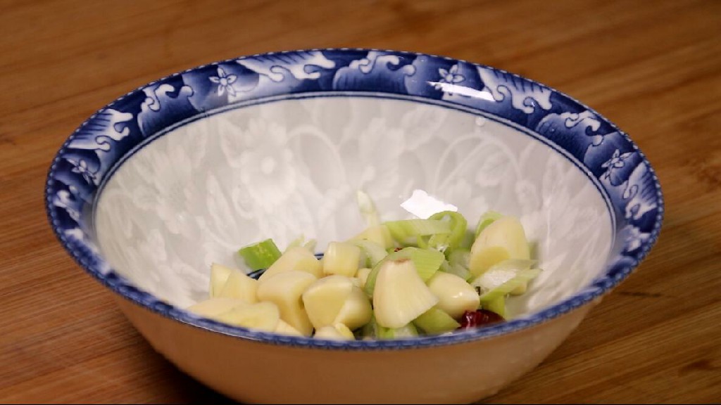 炒粉丝怎么炒才更好吃而不干呢,怎样炒粉丝不粘锅又好吃