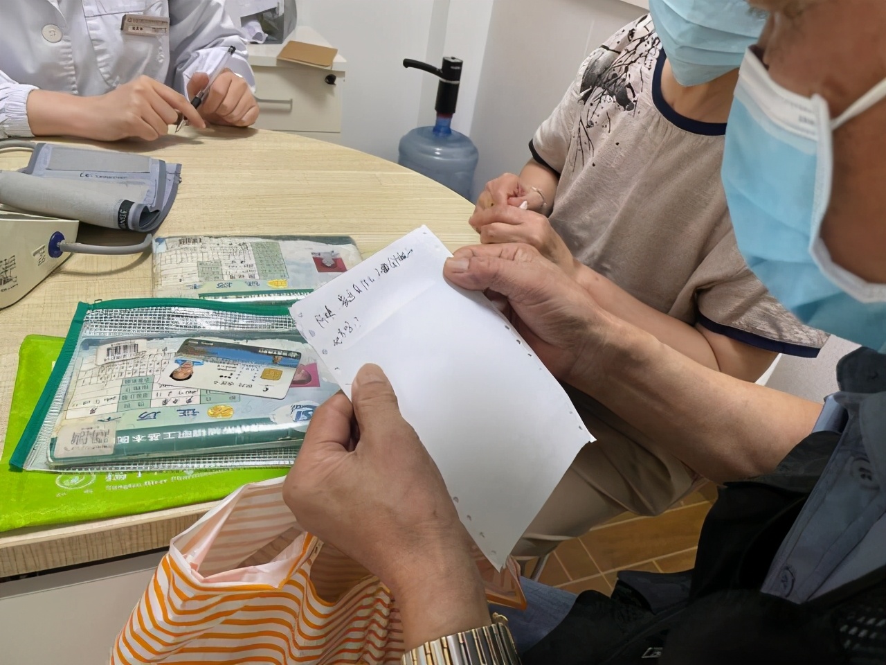 一年“纸上对白”,社区全科医生的暖心字条,让这对聋哑老夫妻看病更从容