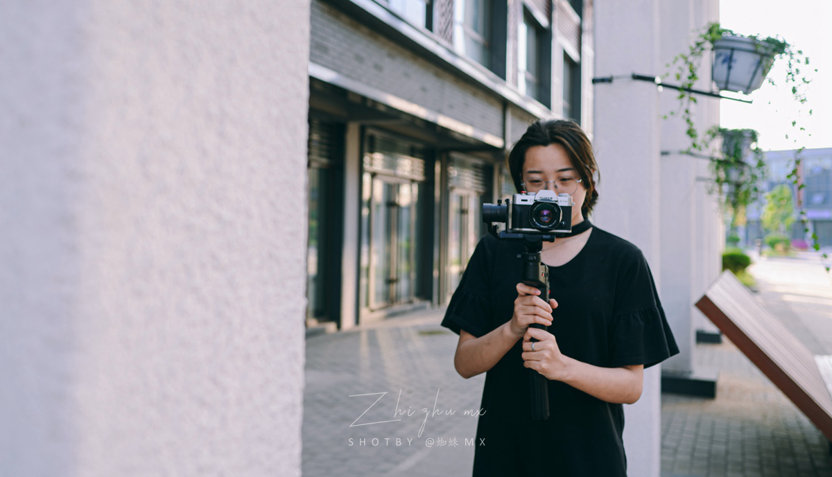 “跨界级”专业防抖，手机和微单都可用，普通人的视频“法宝”