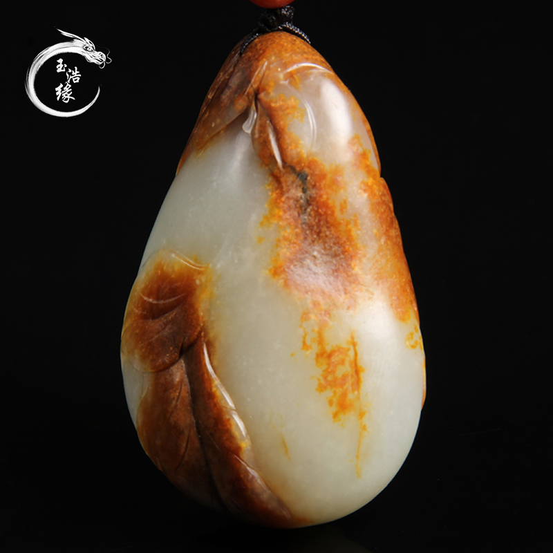 一款和田玉黄沁白肉籽料蝶恋花吊坠雕活了，牡丹雍容华贵的惊艳