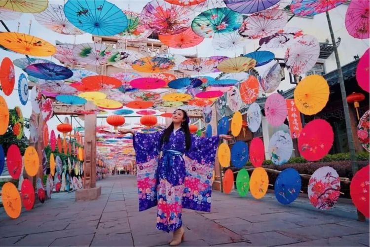 新春打卡重庆香水百合网红艺术节,坐小火车、玩玻璃滑道...