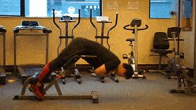 驼背加圆肩怎么练胸和练背,如何做到先练胸后练背