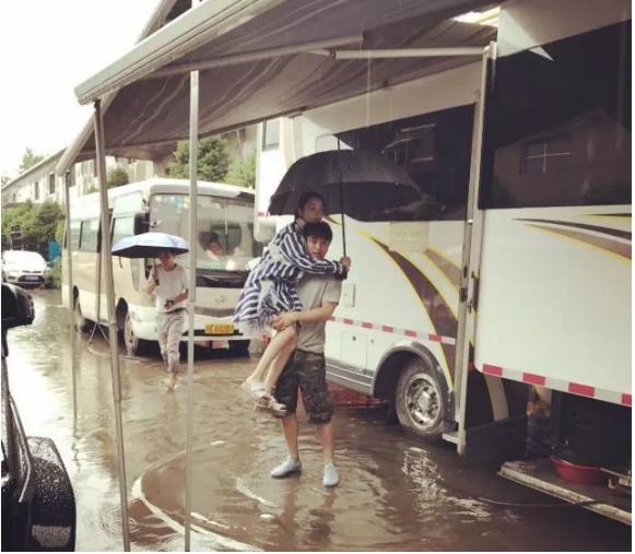 杨幂vs李小璐,杨幂和李小璐的照片对比