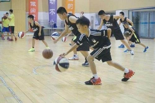 自己一个人练篮球该练些什么,自己一个人打篮球