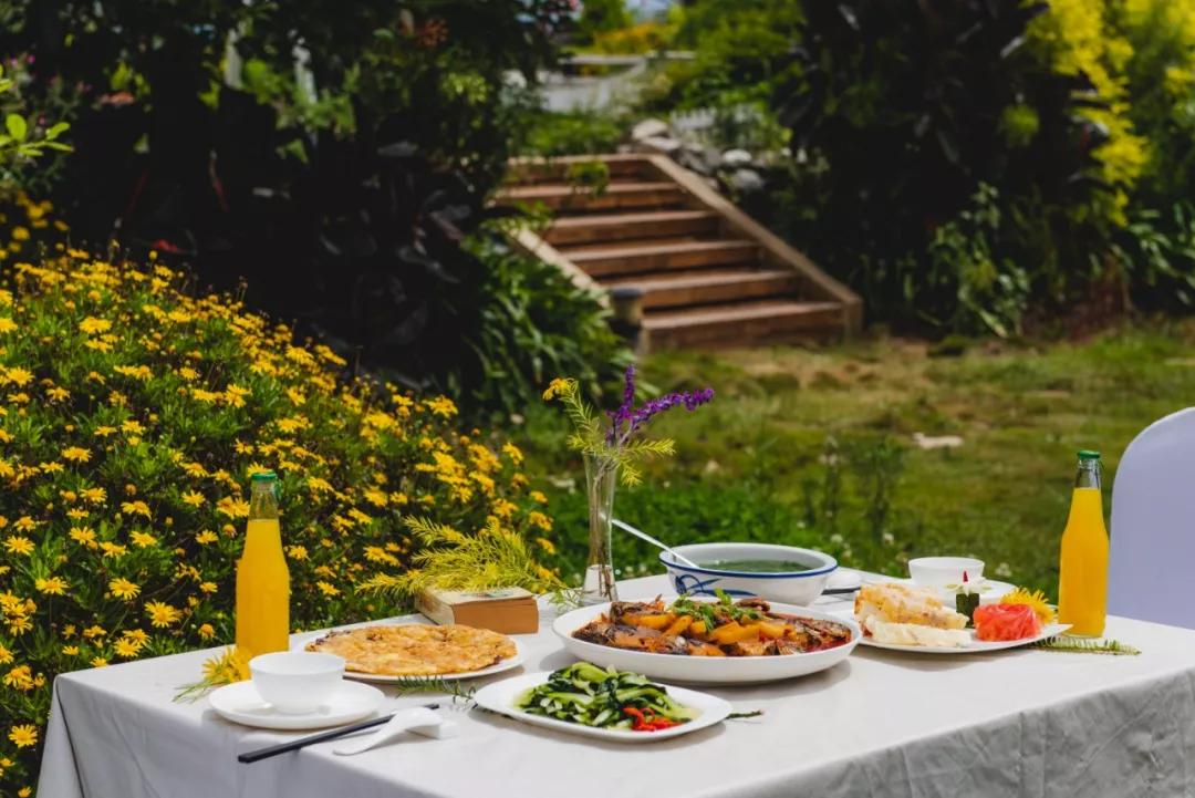 他建了一个3000㎡的浪漫花园，情侣不远千里只为一场草坪婚礼