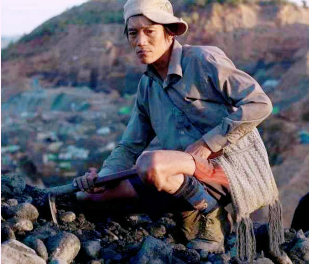 河床上布满翡翠的河，村民全天看守，拉动了当地经济