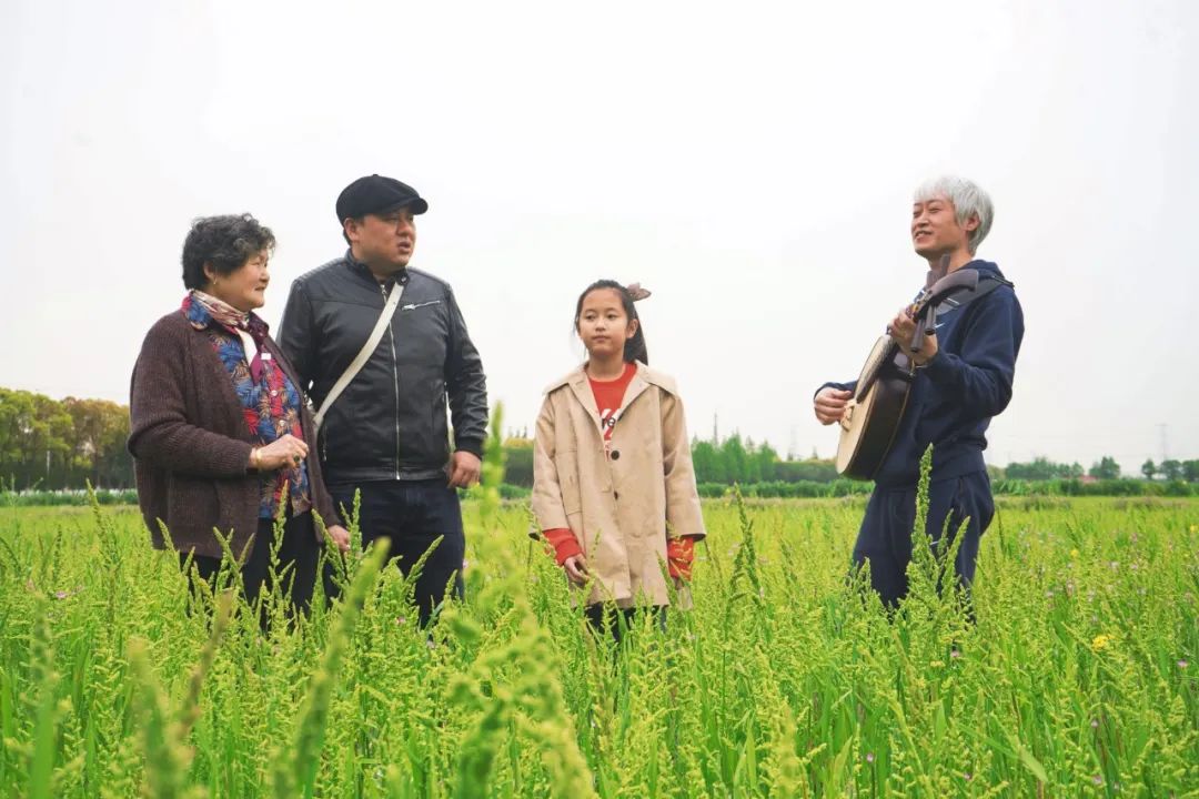 一个中年鬼才，整天逛公园，缠着大爷大妈给他唱歌