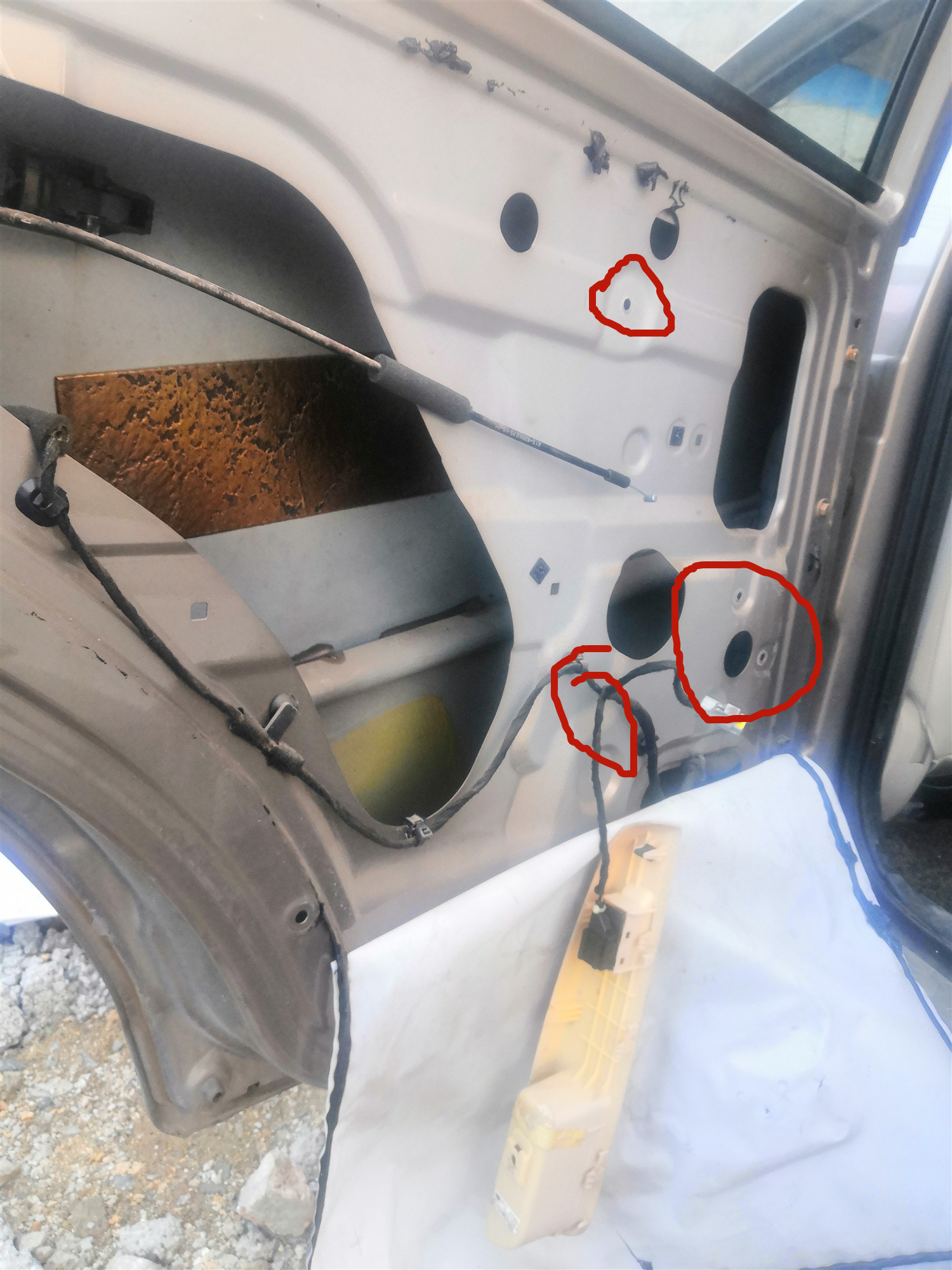 车窗下降有异响升窗没问题,车窗升到顶部吱吱响