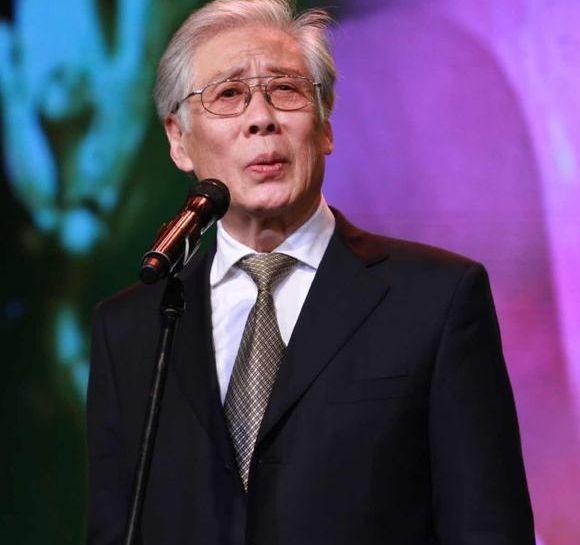 他是国家一家演员,电视剧片酬却只有2万元,给记者抽15元的烟