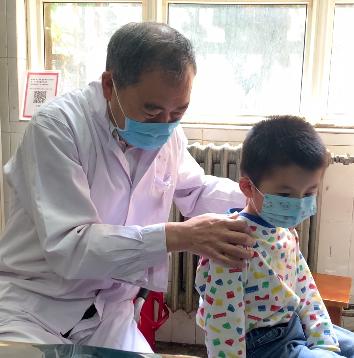 小孩衣服缝按扣方法,孩子脱裤子导致了胯关节脱位