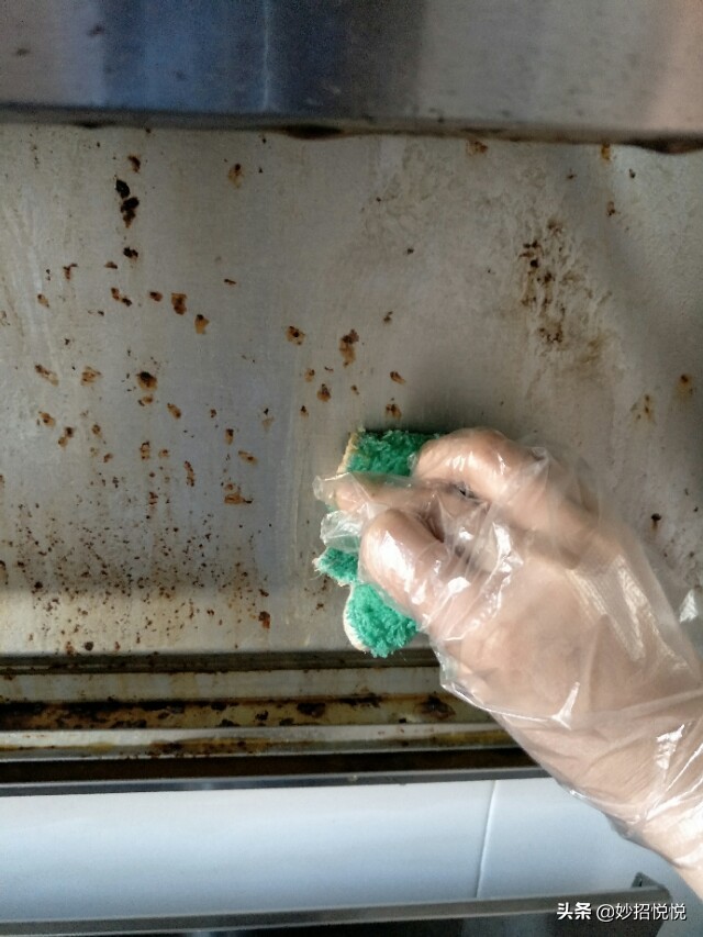 油烟机里清理出来的废油能干啥,油烟机废油不要倒掉帮大忙