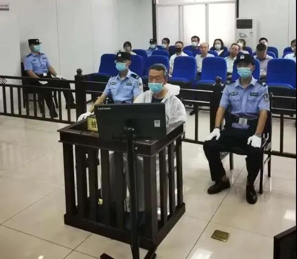 老上级是“教父级黑老大”的保护伞,如今,他也犯了同一个错