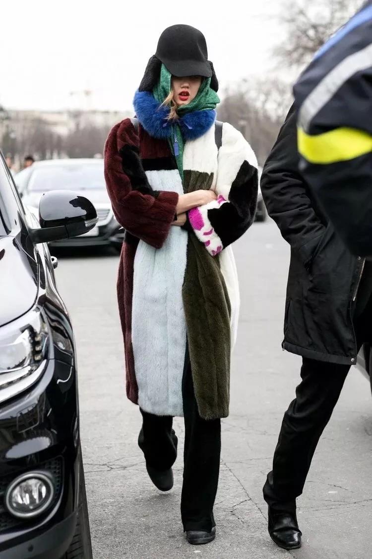 同事穿了一件新的大衣,皮草怎么穿不胖中长款