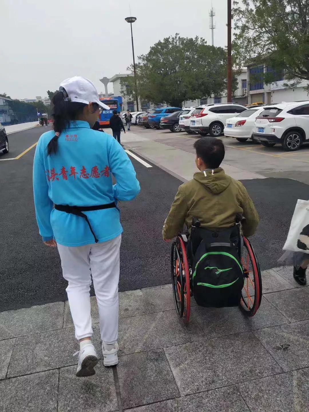 在街头当志愿者,凌晨四点出门当志愿者