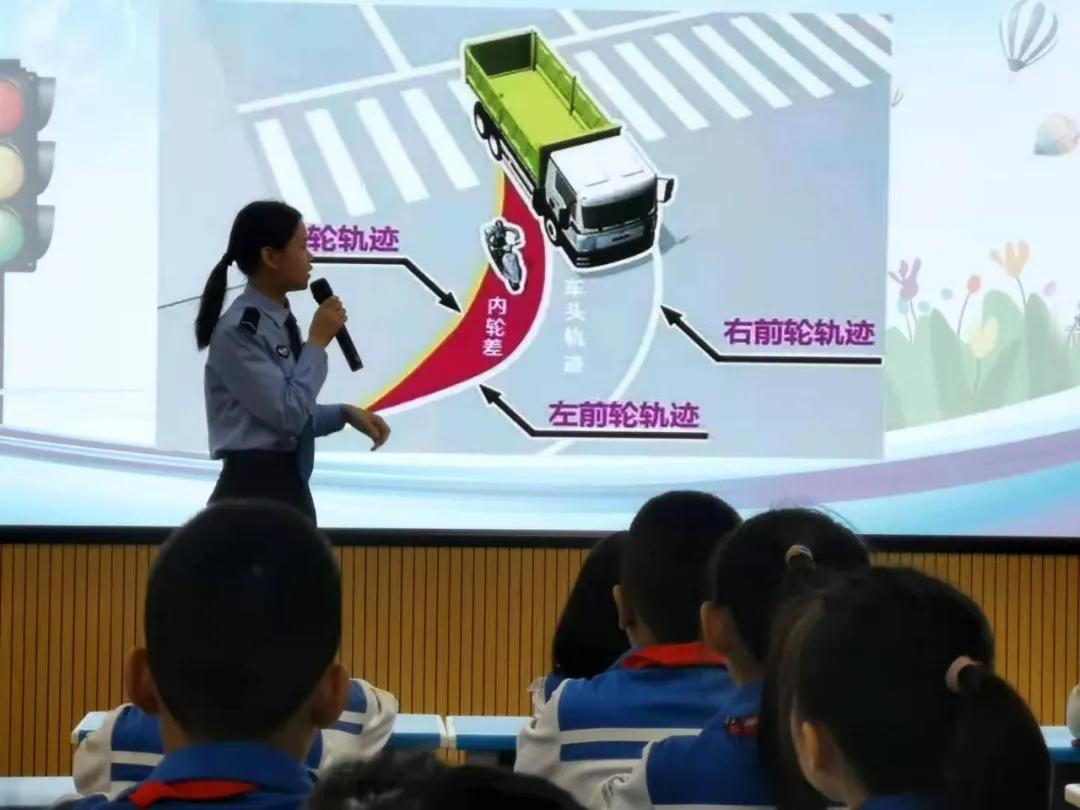 警花带你学交规哪4个时间要记住,警花带你学交规上学请走斑马线