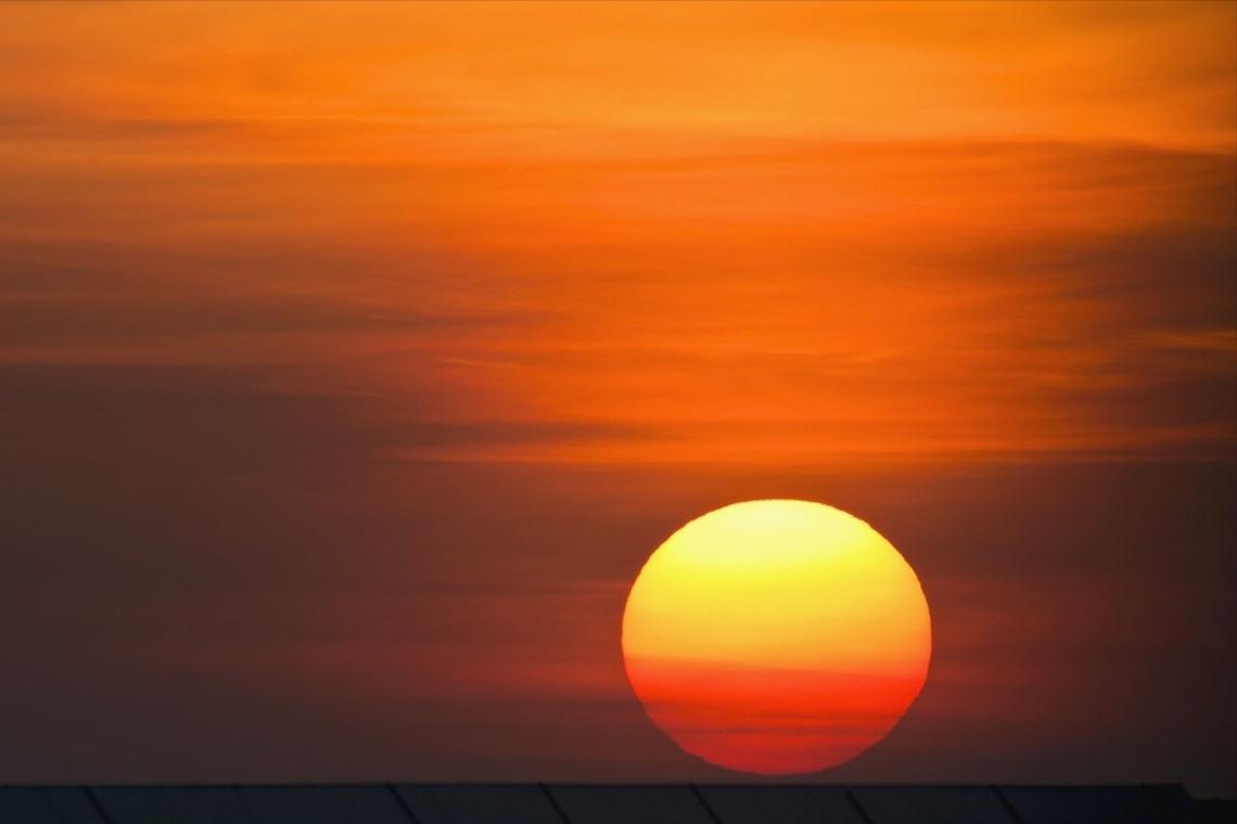 假如黑洞把地球吞噬那该怎么办,直径1米的黑洞落到地球会怎样