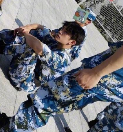 易烊千玺军训消息,易烊千玺路透曝光军训