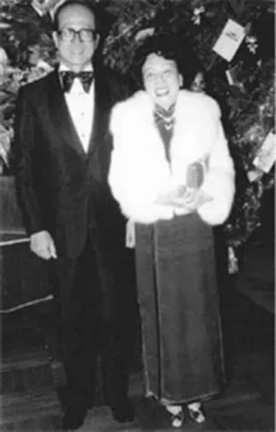 香港豪门最惨原配!生前帮贫穷小子成首富,死后还要被他利用?