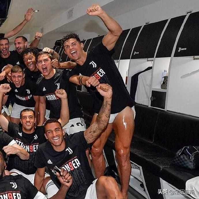 C罗抱小女儿拍全家福，迷你罗晒成小黑人紧抱弟弟乘游艇庆祝夺冠