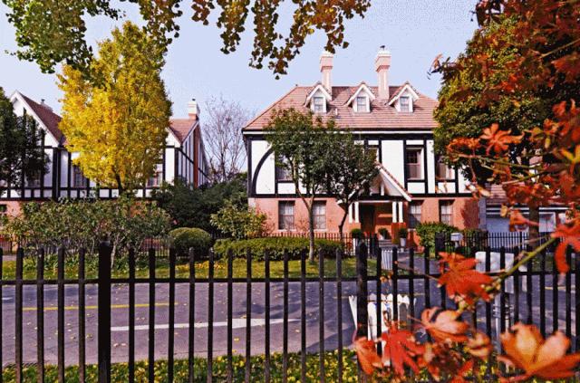 夜里排队抢房,戴口罩抢房