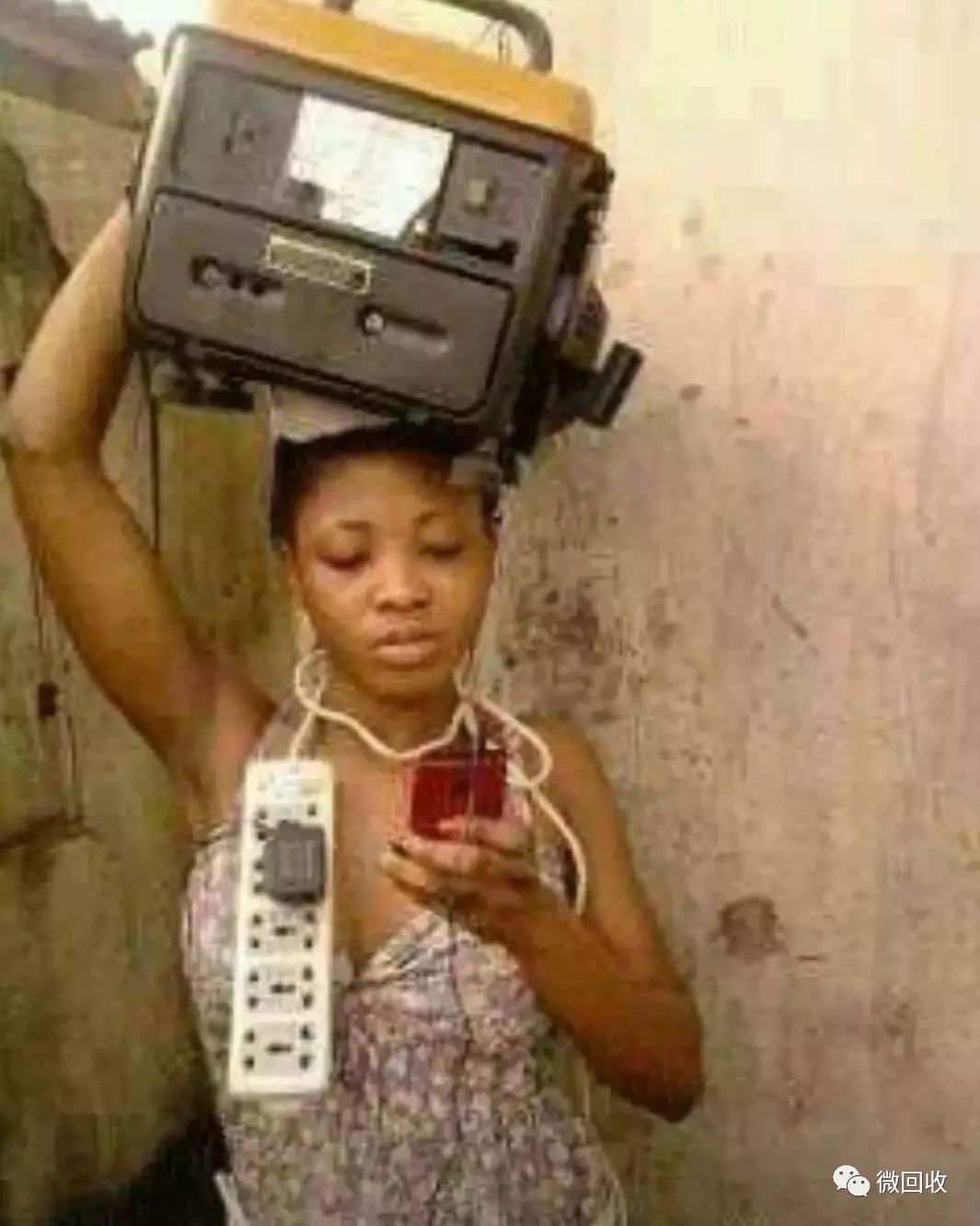 在非洲，不仅用泥巴给手机充电，还把自己改造成充电宝和天线