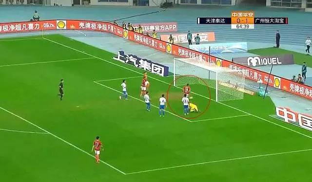 埃尔克森精彩进球,埃尔克森单刀钟摆过人