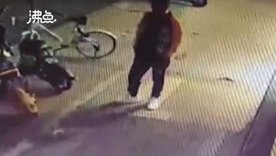 连踹四脚男子街头踢死小猫,男子虐待猫咪被学生暴打