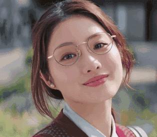 戴眼镜显眼睛小怎么化妆,戴眼镜又凸眼怎么化妆